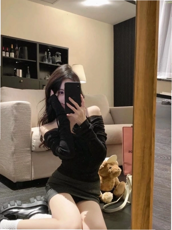 Ảnh gái xinh chụp trước gương theo phong cách tối giản