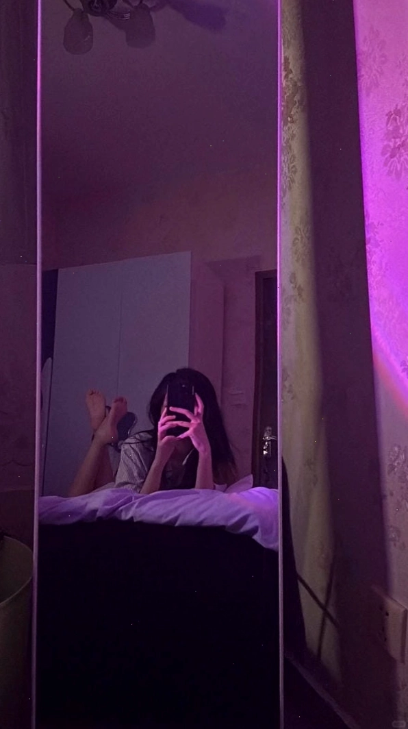 Ảnh gái xinh chụp trước gương với ánh sáng dịu nhẹ