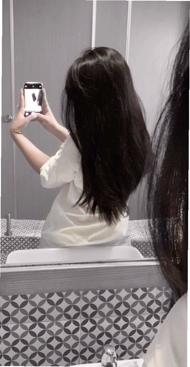 Ảnh gái xinh chụp trước gương với trang phục tôn eo thon