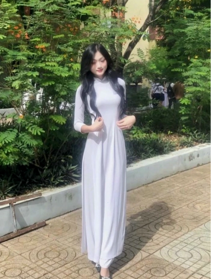 Ảnh gái xinh k9 duyên dáng trong tà áo dài trắng, biểu tượng của vẻ đẹp học sinh Việt Nam