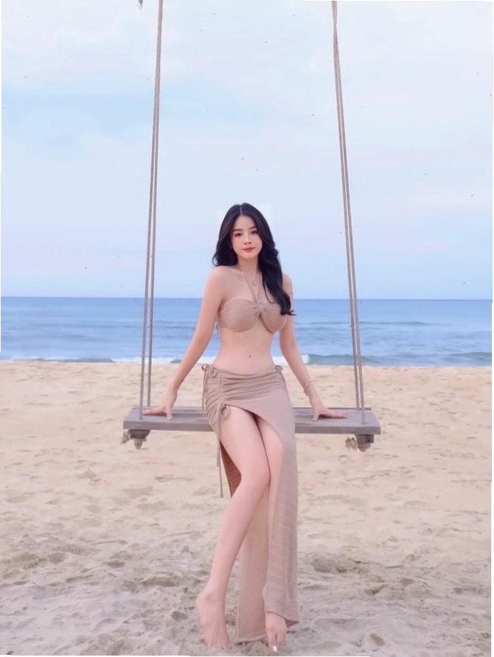 Ảnh gái xinh mặc bikini nhỏ đầy mê hoặc, thu hút mọi ánh nhìn