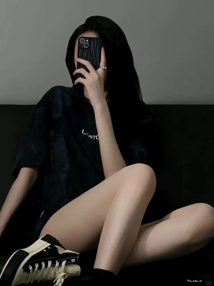 Ảnh girl xinh che mặt bằng điện thoại cực chất và thời thượng