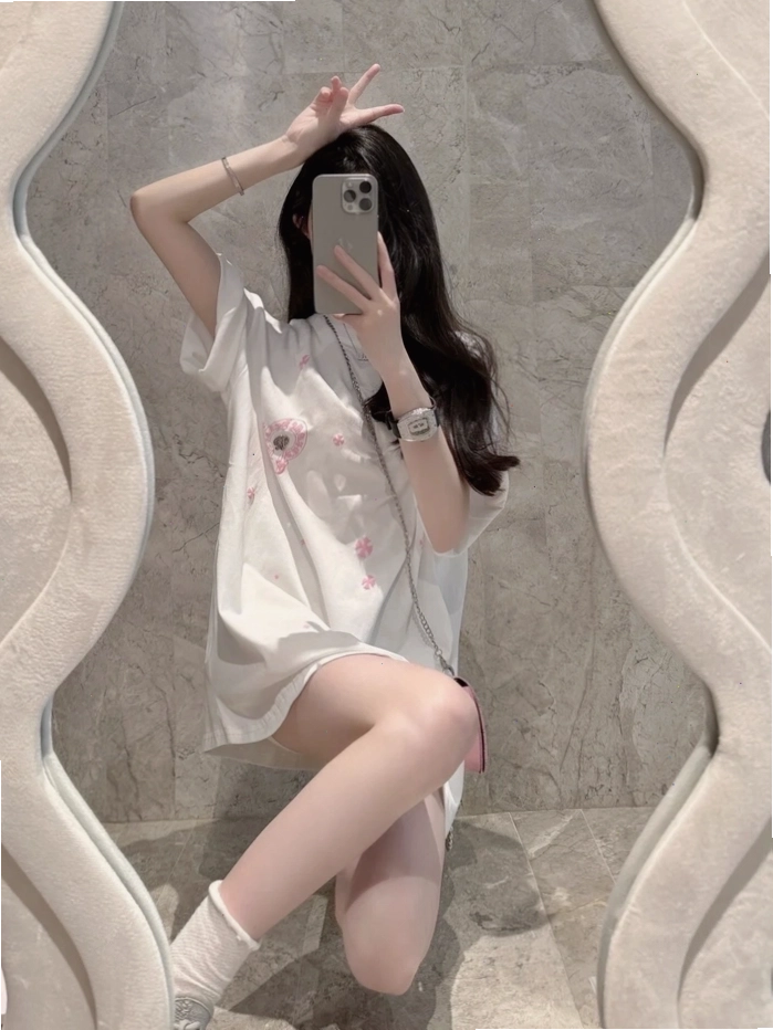 Ảnh girl xinh che mặt bằng điện thoại trước gương tạo hiệu ứng phản chiếu