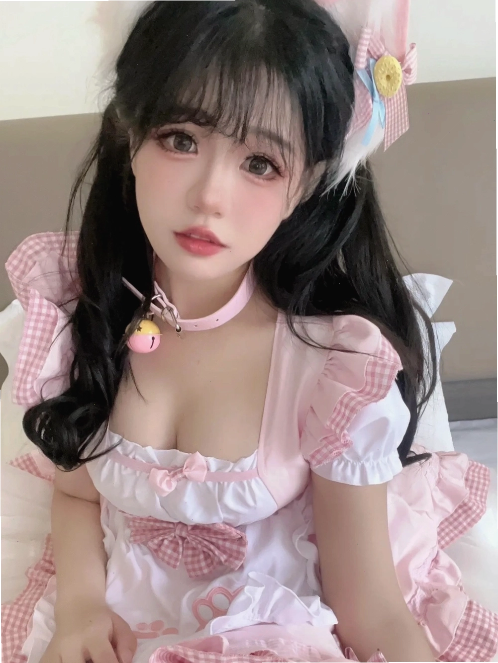 Ảnh hầu gái cosplay, tập trung vào trang phục và phụ kiện