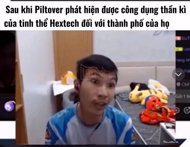 Ảnh Tú Sena meme chỉ tay hài hước
