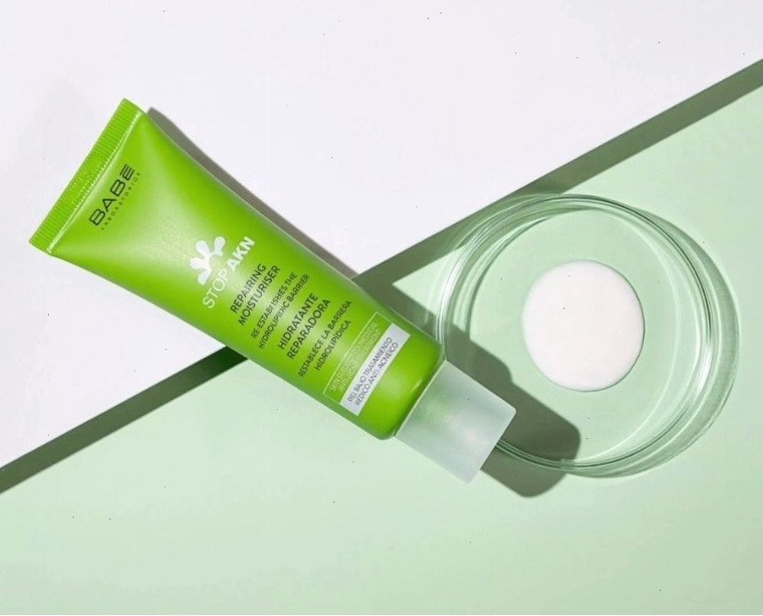BABÉ Stop Akn Repairing Moisturiser với chất kem gel-cream mỏng nhẹ cho da dầu mụn