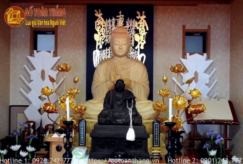 Bàn thờ Phật Thích Ca với đầy đủ lễ vật trang nghiêm