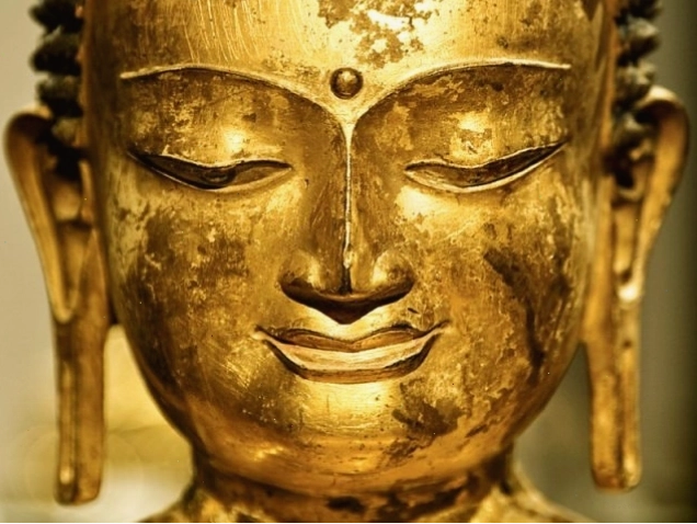 Bức tượng Đức Phật Thích Ca Mâu Ni ngồi thiền định dưới cội bồ đề