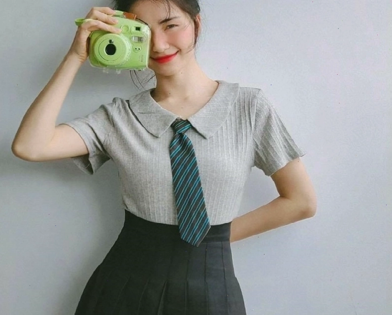 Ca sĩ Hòa Minzy diện váy ngắn trẻ trung