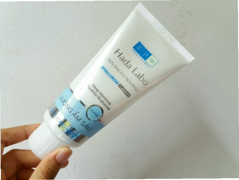 Cận cảnh kết cấu dạng gel của sữa rửa mặt Hada Labo