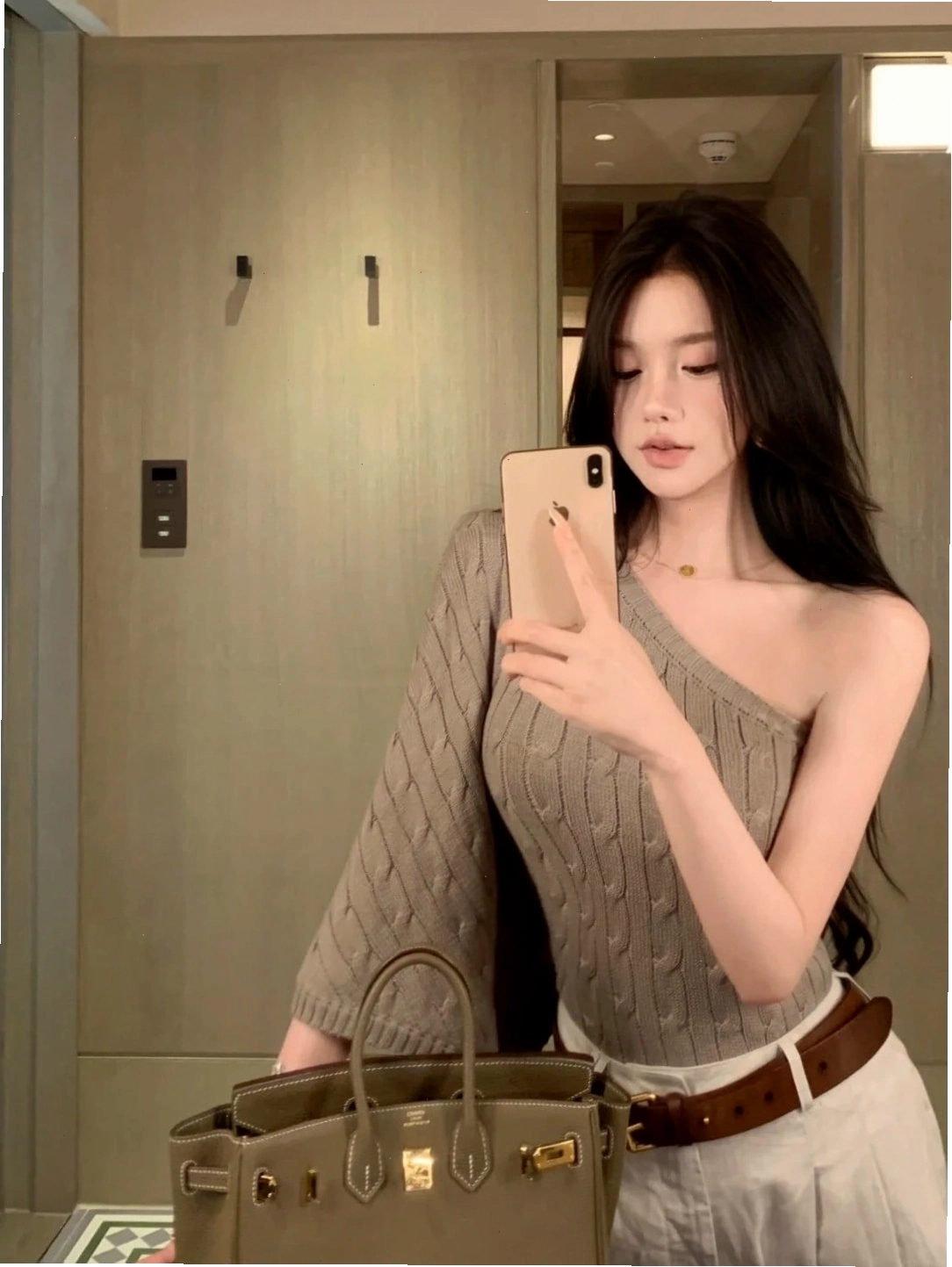 Cô gái chụp ảnh trước gương trong phòng ngủ