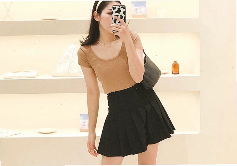Cô gái chụp ảnh trước gương trong trang phục váy ngắn
