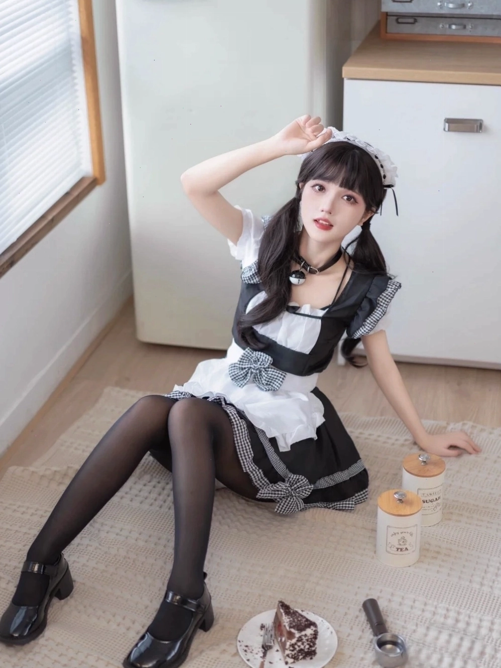 Cô gái cosplay hầu gái tạo dáng đáng yêu, khoe nét ngây thơ