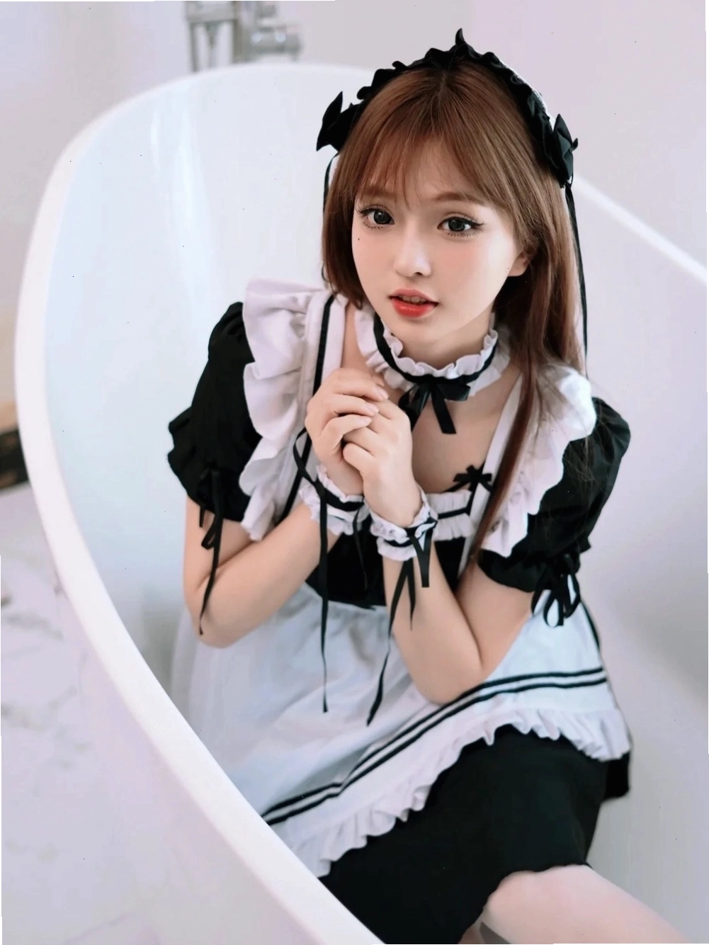 Cô gái cosplay hầu gái với thần thái đầy thu hút