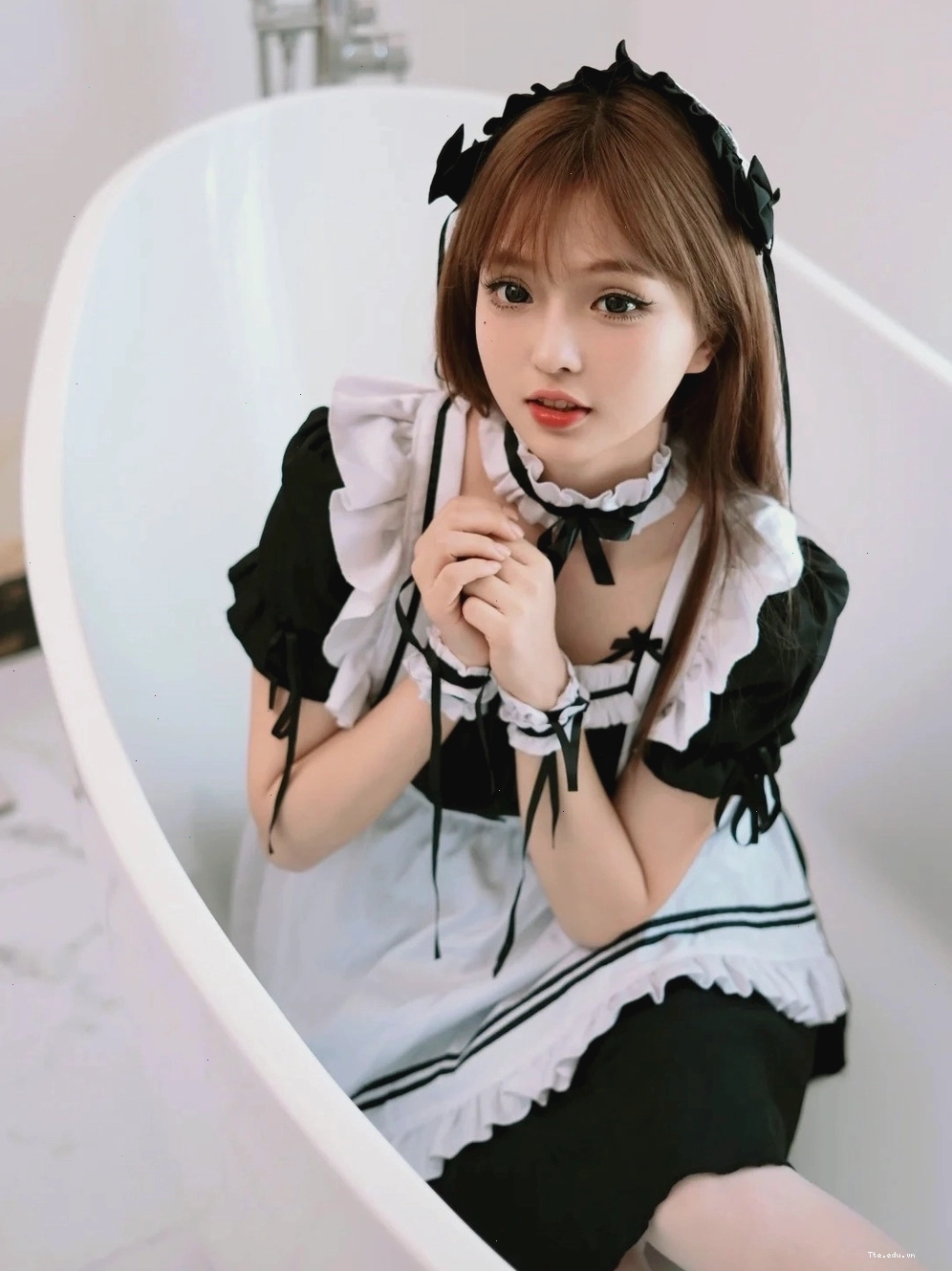 Cô gái khoe vẻ gợi cảm trong trang phục hầu gái cách điệu
