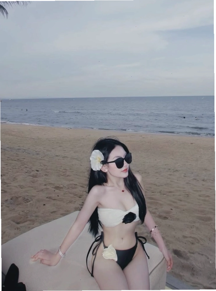 Cô gái mặc bikini tự do trên biển