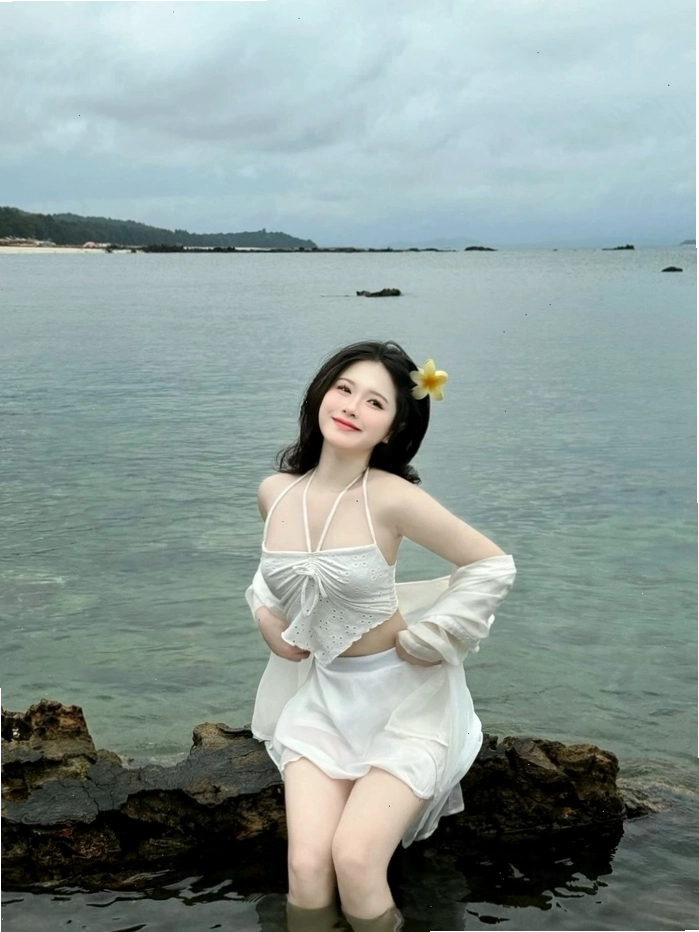 Cô gái năng động với bikini trên bãi biển