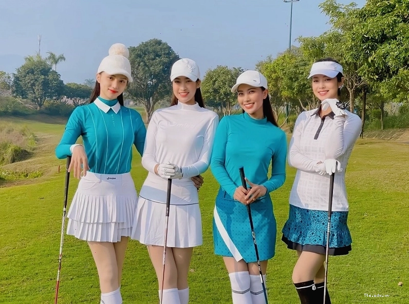 Cô gái năng động với váy ngắn khi chơi golf