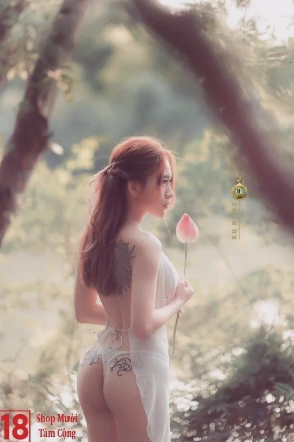 Cô gái tạo dáng đầy tự tin với bộ nội y ren mỏng manh
