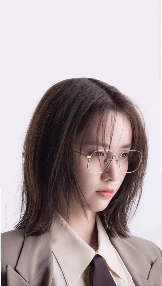 Cô gái Tây xinh đẹp ngồi thư giãn