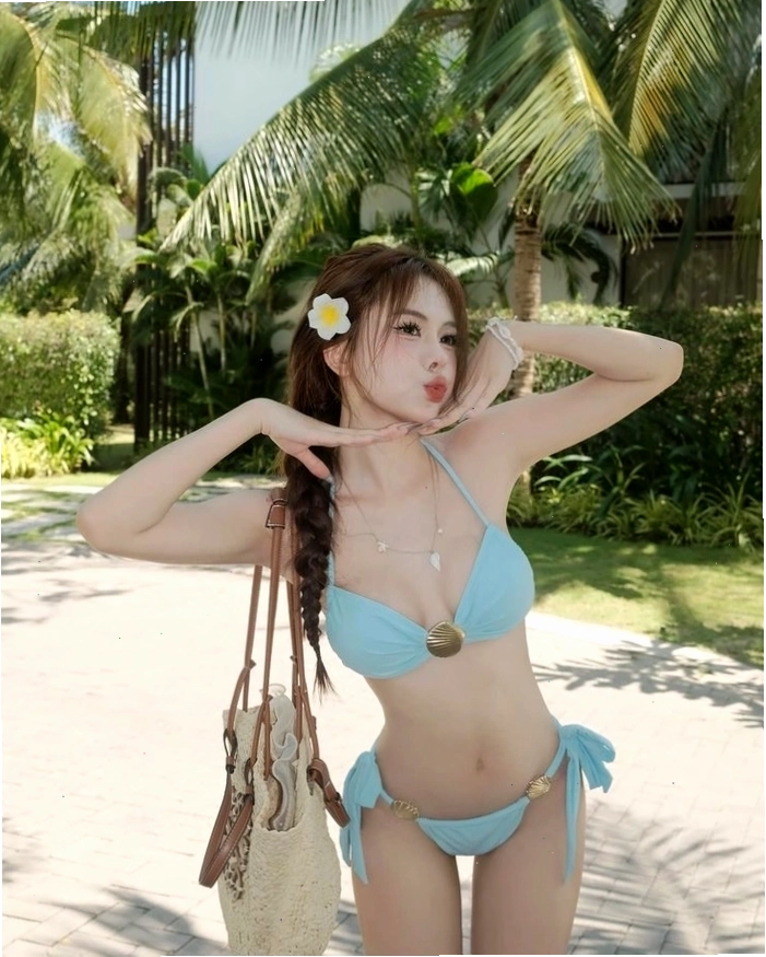 Cô gái thư giãn trên bãi biển với bikini và phụ kiện thời trang