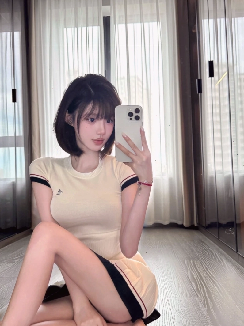 Cô gái tóc ngắn tạo dáng cá tính, thể hiện thần thái
