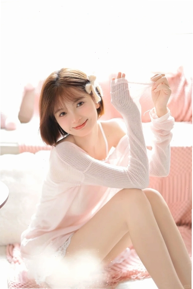Cô gái tóc ngắn với phong cách Hàn Quốc thanh lịch