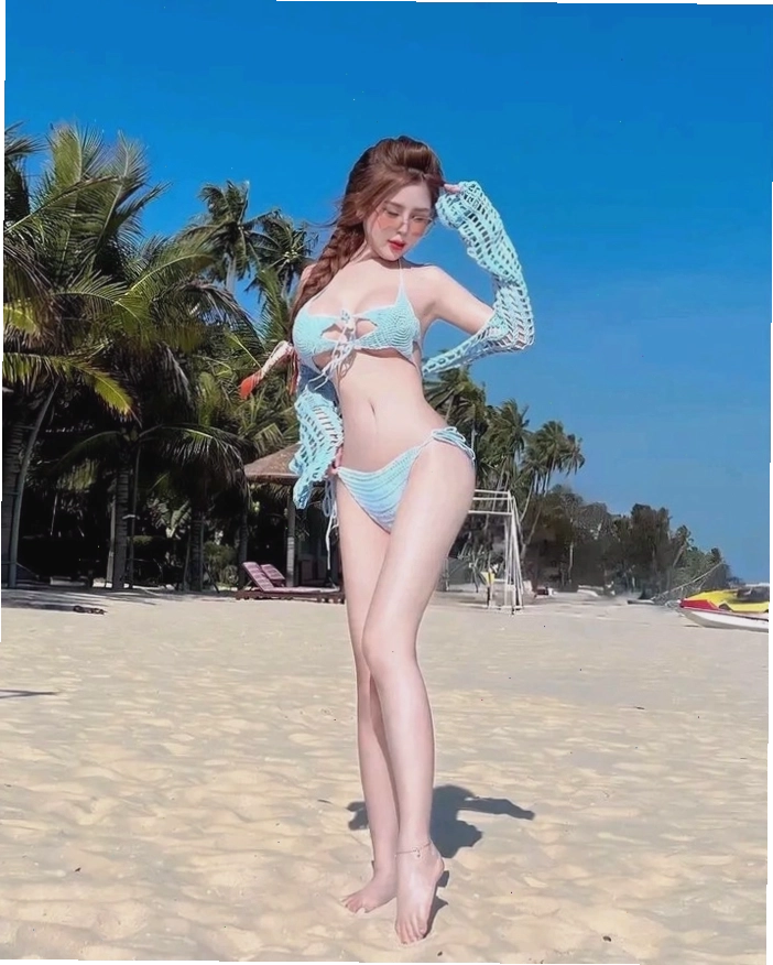 Cô gái tự tin khoe dáng với bikini trên bãi cát