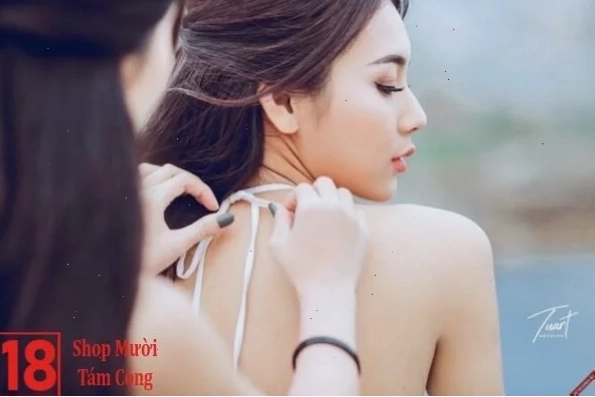 Cô gái với vóc dáng cân đối trong bộ bikini trong suốt gợi cảm