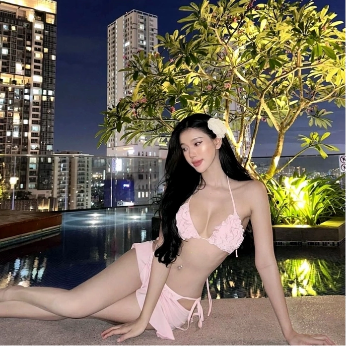 Cô gái xinh đẹp diện bikini nhỏ đầy quyến rũ, khoe đường cong cơ thể