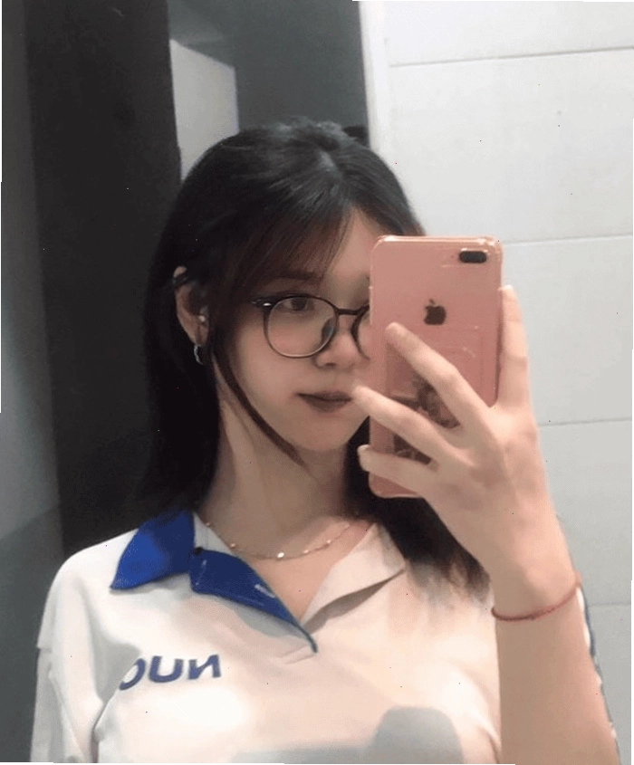 Cô gái xinh K9 che mặt bằng điện thoại, tạo nét bí ẩn và thu hút