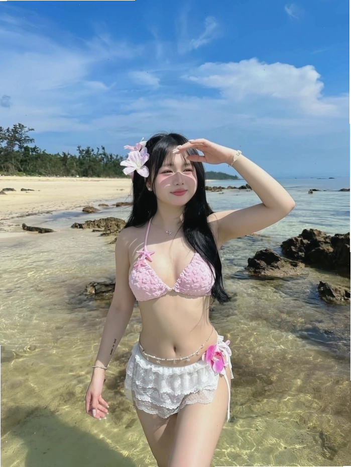 Cô gái xinh mặc bikini, tập trung vào đường cong quyến rũ