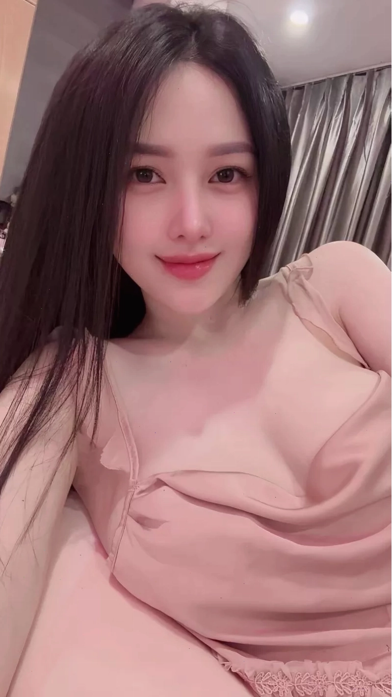 Cô gái xinh với vòng một căng tròn trong bộ bikini