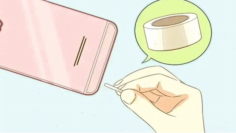 Dùng băng keo dính để vệ sinh bụi bẩn trên loa điện thoại