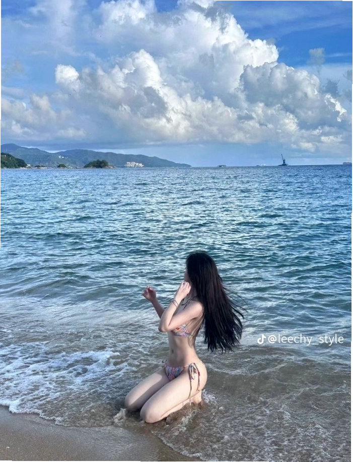 Đường nét hình thể hài hòa, nổi bật của cô gái trong bộ bikini