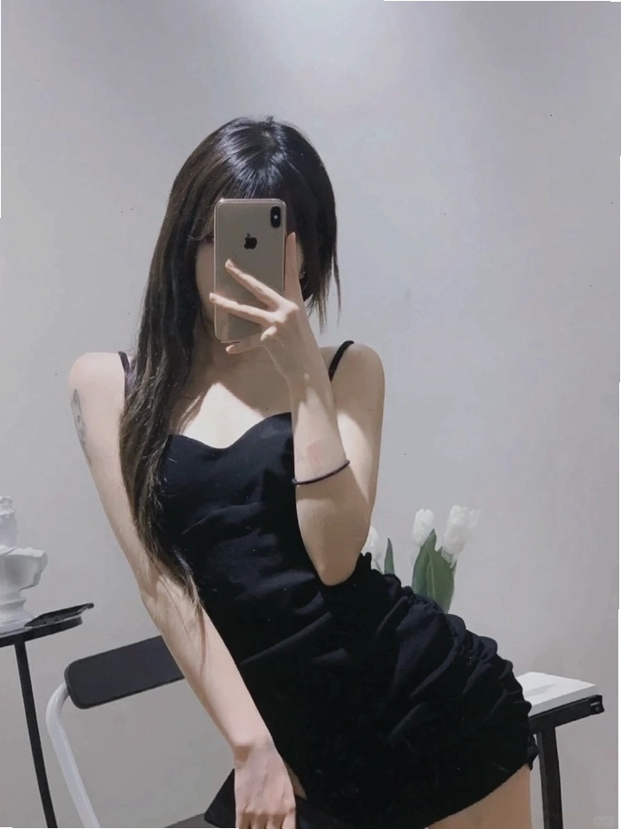 Gái xinh che mặt bằng điện thoại tạo không khí bí ẩn và lôi cuốn