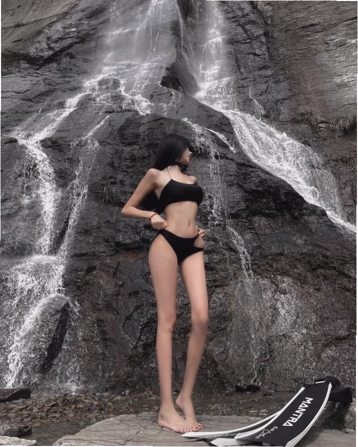 Gái xinh chụp dáng bikini tràn đầy năng lượng