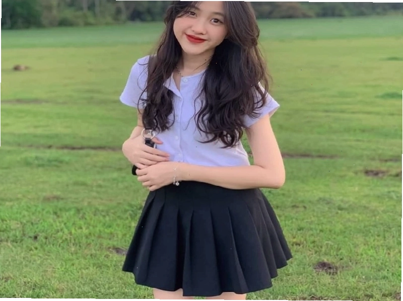 Gái xinh diện váy xếp ly ngắn màu đen huyền bí