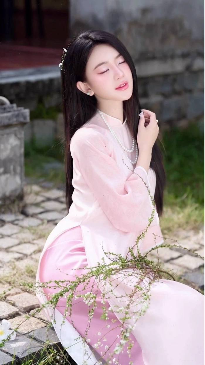 Gái xinh mặc áo dài nhẹ nhàng tự nhiên
