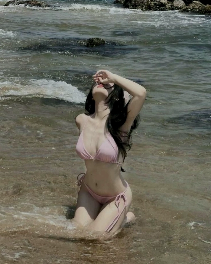 Gái xinh mặc bikini nhỏ như không, khoe vẻ đẹp gợi cảm một cách tinh tế