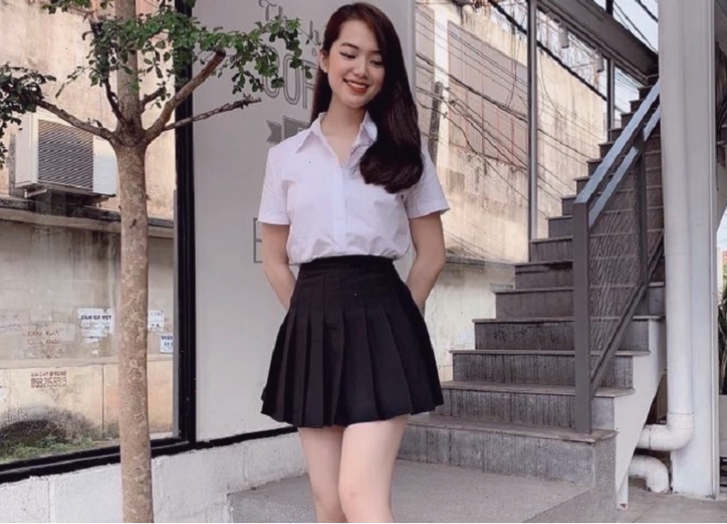 Gái xinh mặc váy ngắn, tạo dáng đầy cuốn hút