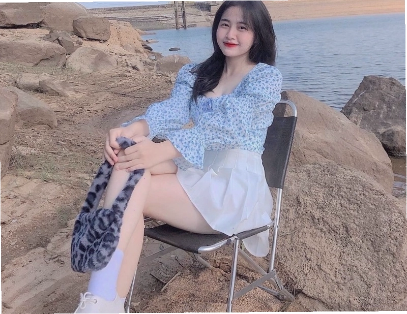 Gái xinh mặc váy trắng khoe vẻ đẹp thanh lịch và duyên dáng