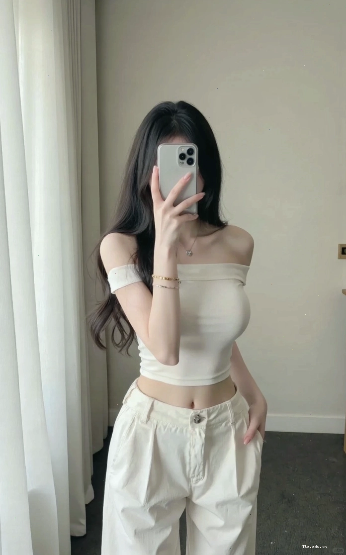Gái xinh selfie che mặt bằng điện thoại