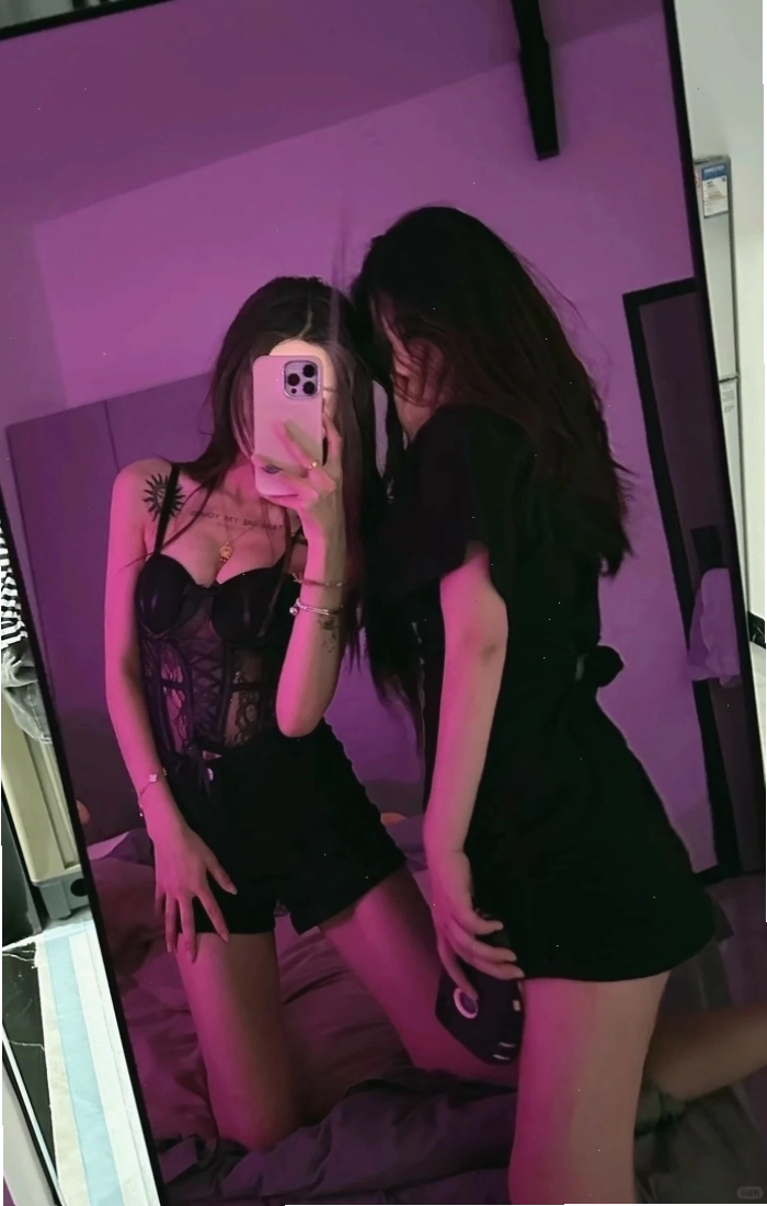 Gái xinh tóc dài cầm điện thoại che mặt