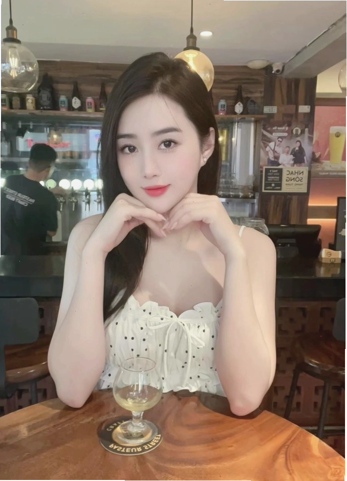 Gái xinh Việt Nam diện bikini với phong cách biển đầy năng lượng