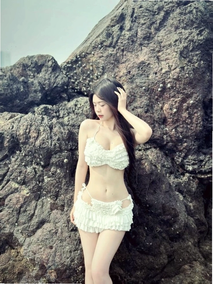 Hình ảnh cô gái mặc bikini tận hưởng mùa hè trên biển