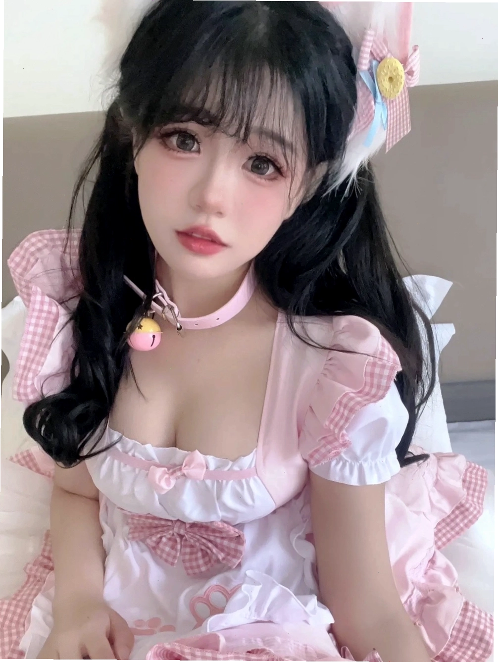 Hình ảnh cô hầu gái xinh đẹp trong không gian cổ điển