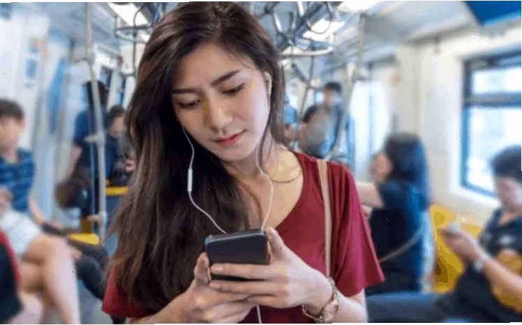 Hình ảnh thể hiện sự so sánh và suy nghĩ tiêu cực do mạng xã hội