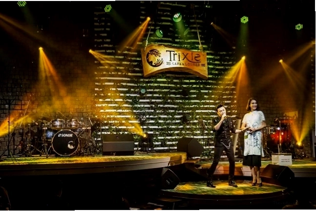 Hòa Minzy biểu diễn trên sân khấu Trixie Cafe