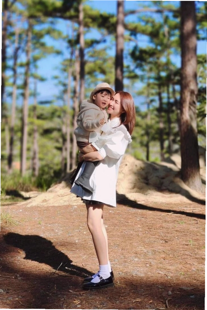 Hòa Minzy chăm sóc con trai